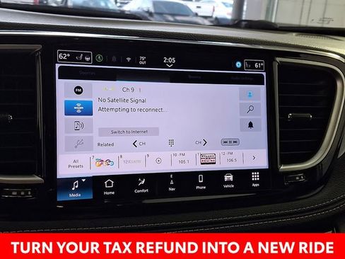 Used 2025 Chrysler Pacifica Limited image 21