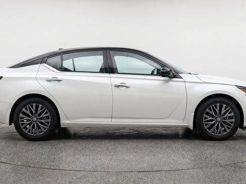 Used 2025 Nissan Altima 2.5 SV FWD image 11