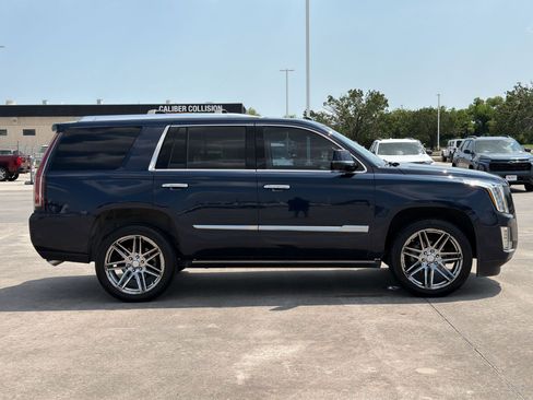Used 2018 Cadillac Escalade Premium Luxury RWD image 8
