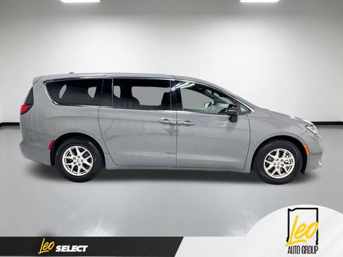 Used 2025 Chrysler Pacifica Select FWD image 6