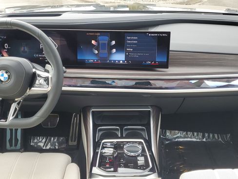 Certified 2023 BMW 760i xDrive w/ Executive Package image 21