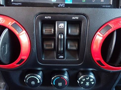Used 2018 Jeep Wrangler Unlimited Sahara AWD/4WD image 15