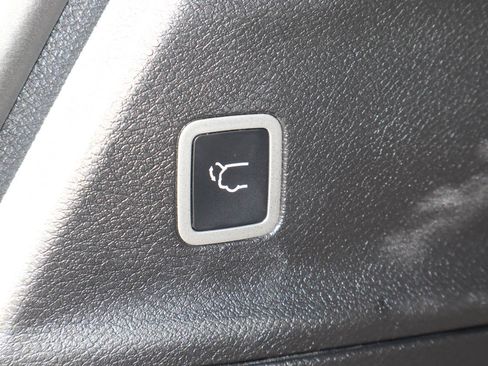 Used 2025 Chrysler Pacifica Limited FWD image 21