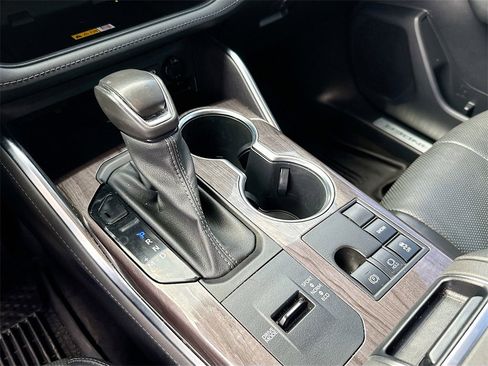 Used 2023 Toyota Highlander XLE image 18