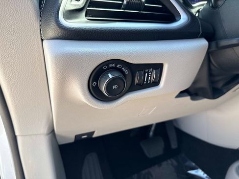 Used 2024 Chrysler Pacifica Limited FWD image 19