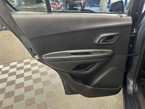 Used 2021 Chevrolet Trax LT AWD/4WD image 16
