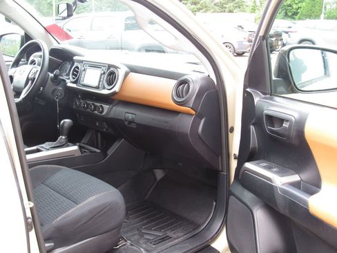 Certified 2017 Toyota Tacoma SR5 AWD/4WD image 20