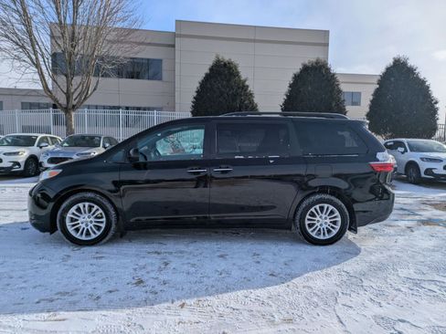 Used 2017 Toyota Sienna XLE Premium image 9