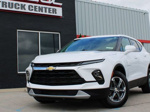 Used 2025 Chevrolet Blazer LT FWD image 3