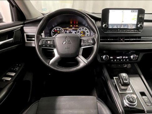 Used 2024 Mitsubishi Outlander SE image 17