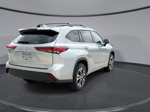 Used 2022 Toyota Highlander XLE FWD image 11