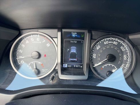 Used 2018 Toyota Tacoma TRD Off-Road AWD/4WD image 10
