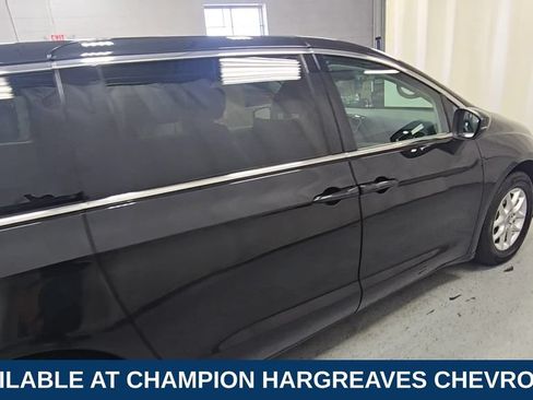 Used 2023 Chrysler Pacifica Touring-L FWD image 11