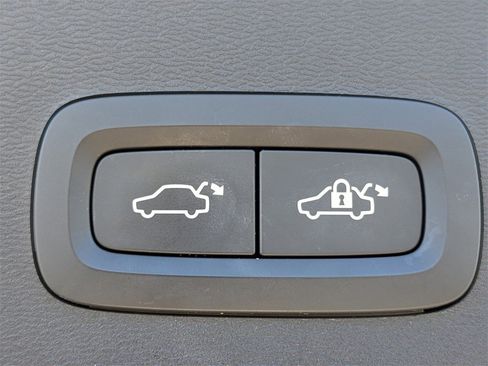 Used 2019 Volvo XC40 T5 Momentum image 10