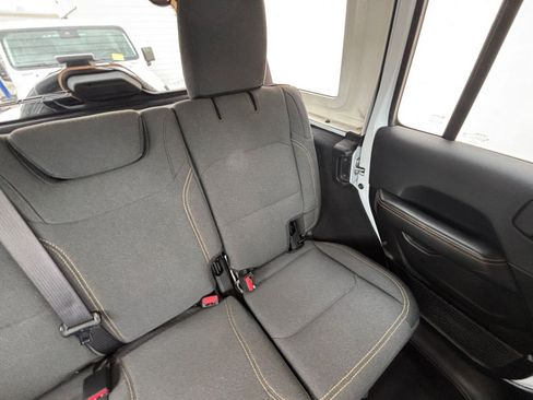 Used 2025 Jeep Wrangler Sahara image 37