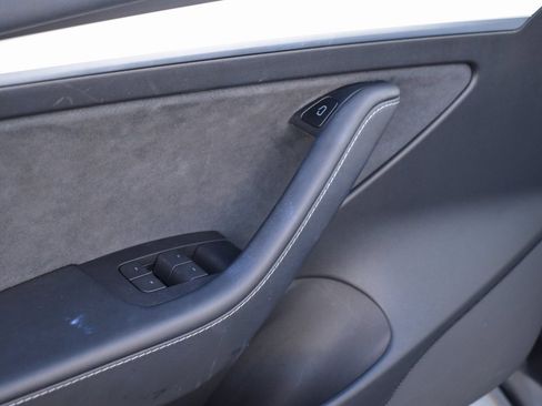 Used 2022 Tesla Model 3 Standard Range image 9