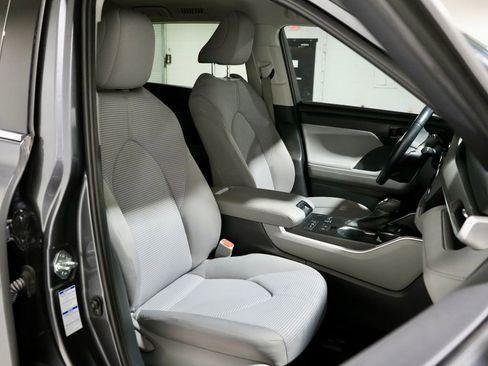 Used 2021 Toyota Highlander LE image 22
