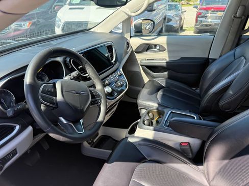 Used 2023 Chrysler Pacifica Touring-L FWD image 19