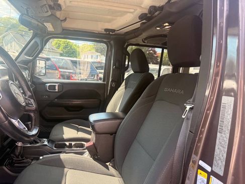 Used 2019 Jeep Wrangler Unlimited Sahara AWD/4WD image 11