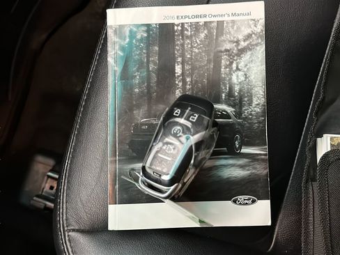 Used 2016 Ford Explorer XLT w/ Equipment Group 202A AWD/4WD image 28