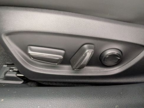 Used 2025 Toyota Prius XLE FWD image 22
