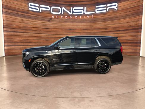 Used 2024 GMC Yukon SLT w/ SLT Luxury Package image 2