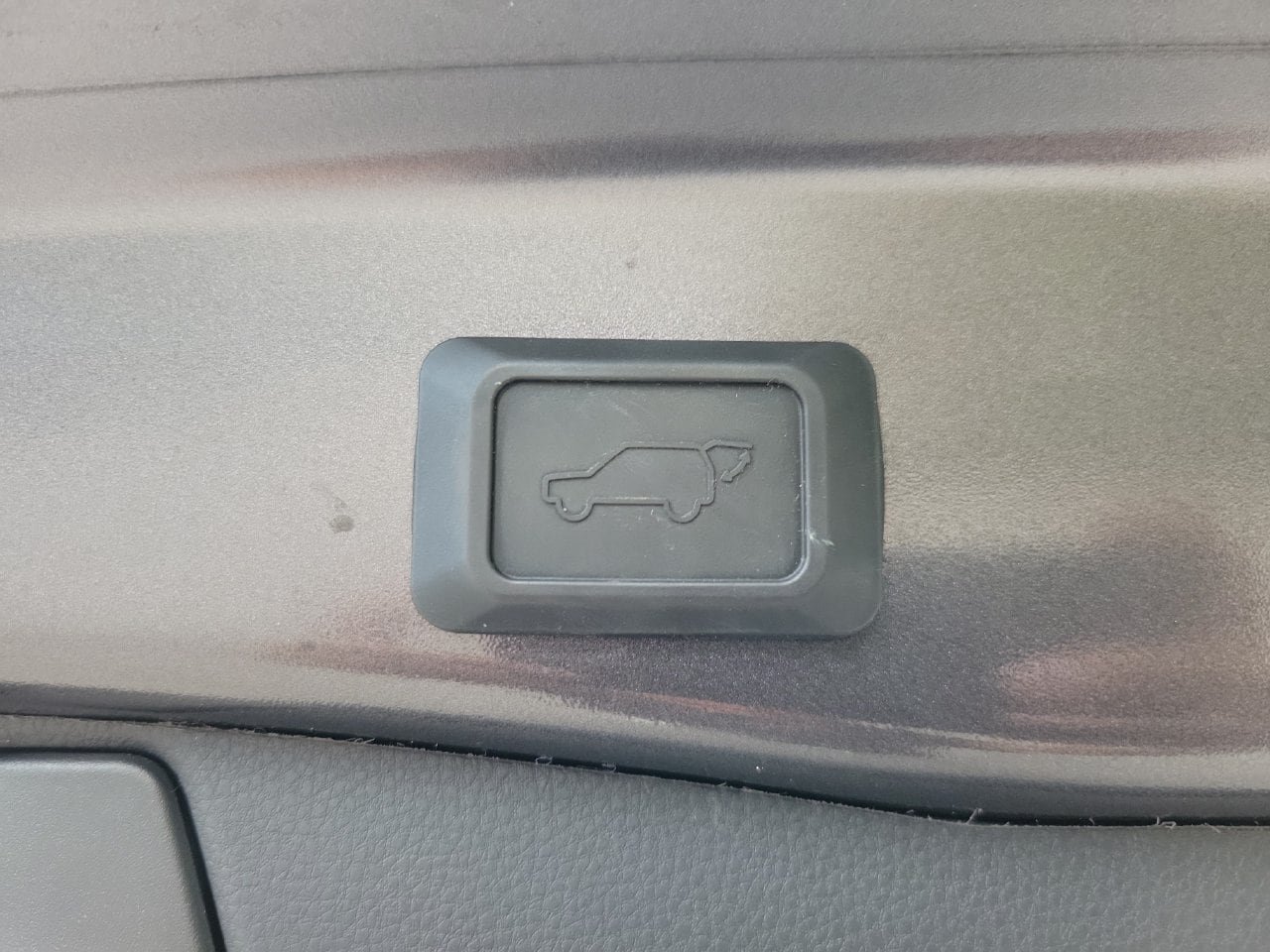 Used 2022 Toyota RAV4 XLE w/ Convenience Package FWD image 9
