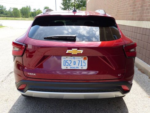 Used 2025 Chevrolet Trax LT w/ LT Convenience Package FWD image 9