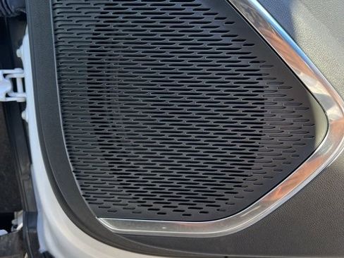 Used 2025 Chevrolet Traverse RS image 17