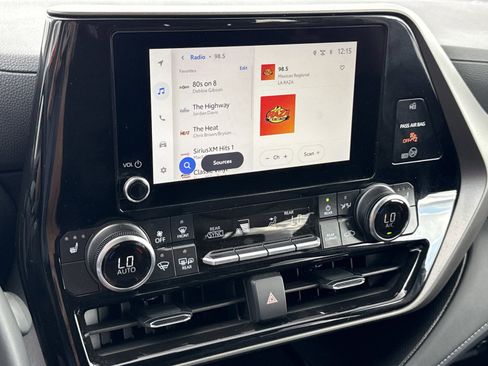 Used 2025 Toyota Highlander XLE image 28