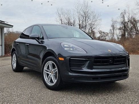 Certified 2025 Porsche Macan image 9