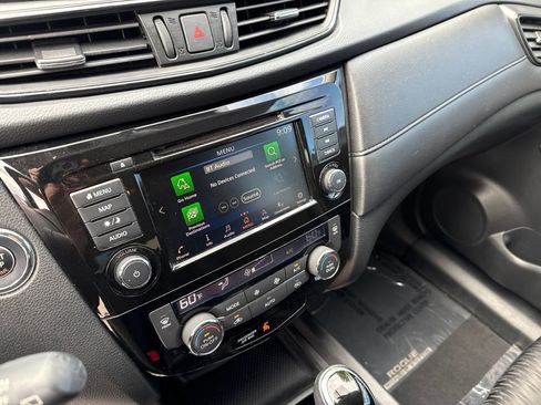 Used 2018 Nissan Rogue SV w/ Premium Package FWD image 19