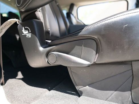Used 2023 Chrysler Pacifica Touring-L FWD image 16