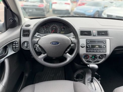 Used 2006 Ford Focus ZX5 Hatchback FWD image 13