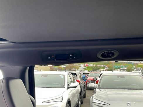 Used 2025 Chrysler Pacifica Limited image 24