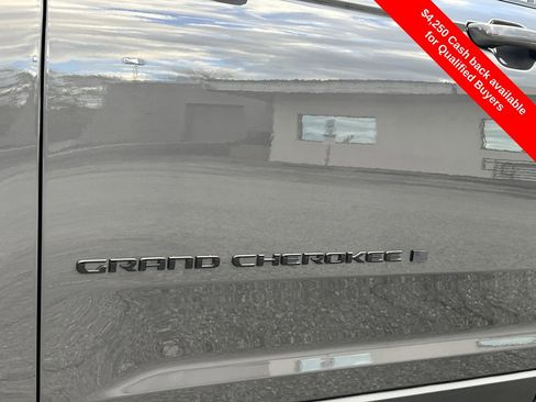 New 2025 Jeep Grand Cherokee Limited w/ Black Appearance Package image 33