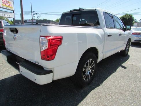 Used 2022 Nissan Titan SV RWD image 9