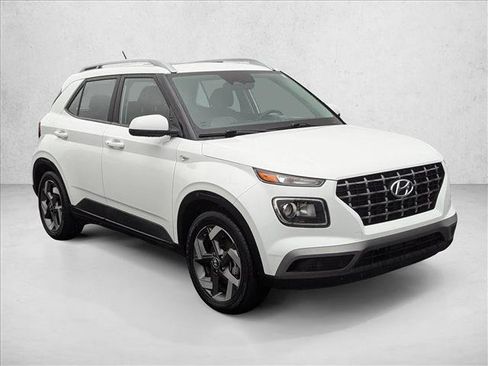 Certified 2025 Hyundai Venue SEL image 3