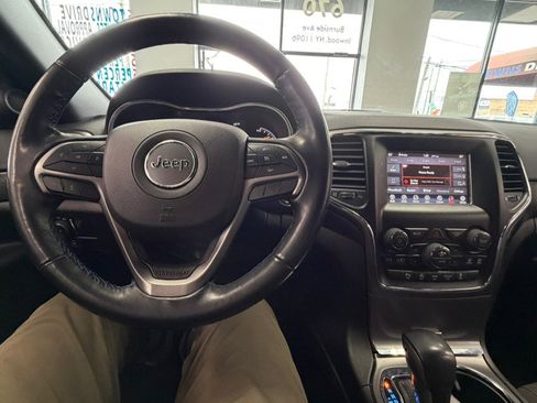 Used 2020 Jeep Grand Cherokee Laredo image 51