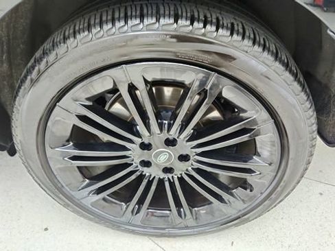 Used 2025 Land Rover Range Rover SE image 59