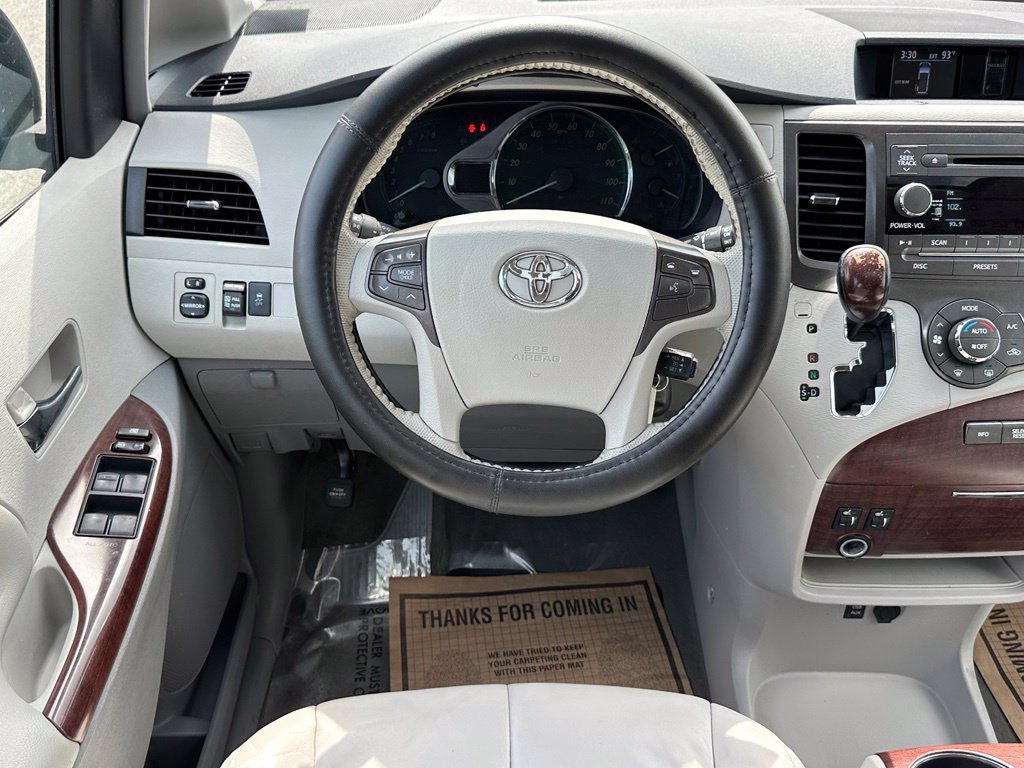 Used 2014 Toyota Sienna XLE FWD image 31