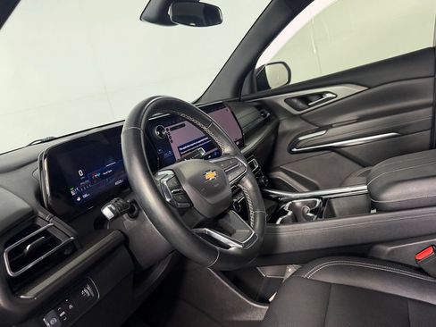 Used 2025 Chevrolet Traverse LT FWD image 23