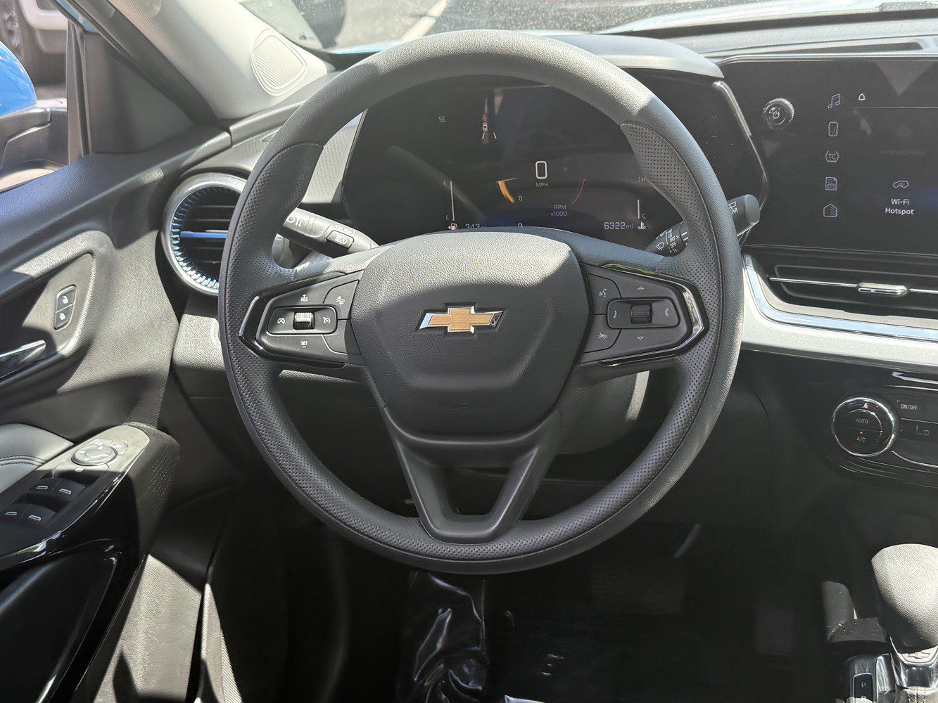 Used 2025 Chevrolet Trax LT FWD image 21