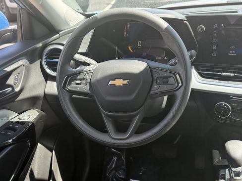 Used 2025 Chevrolet Trax LT FWD image 21