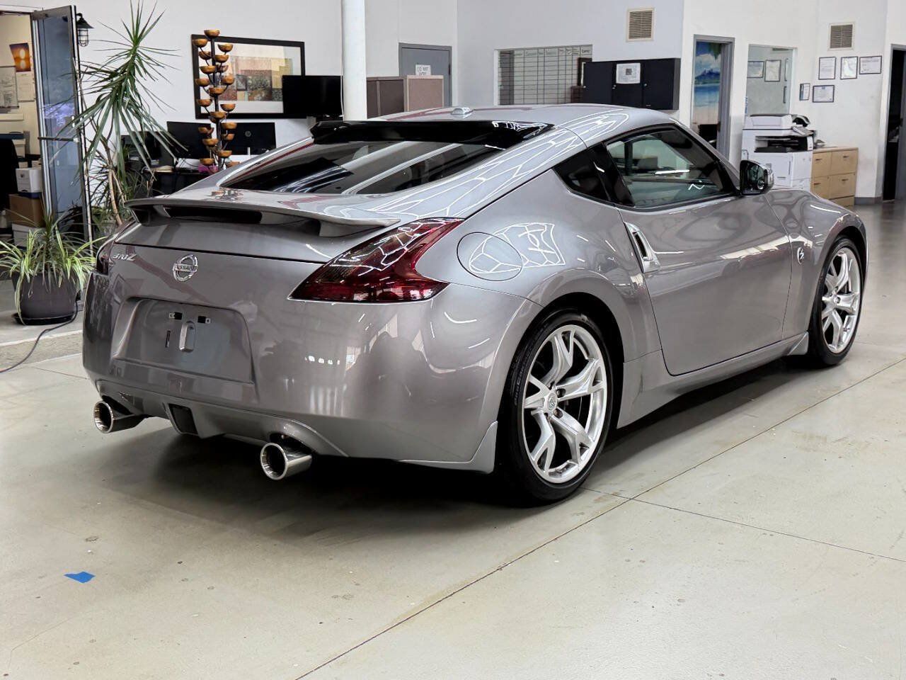 Used 2009 Nissan 370Z Touring w/ Sport Pkg RWD image 2