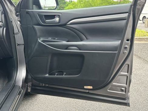 Used 2018 Toyota Highlander SE FWD image 16