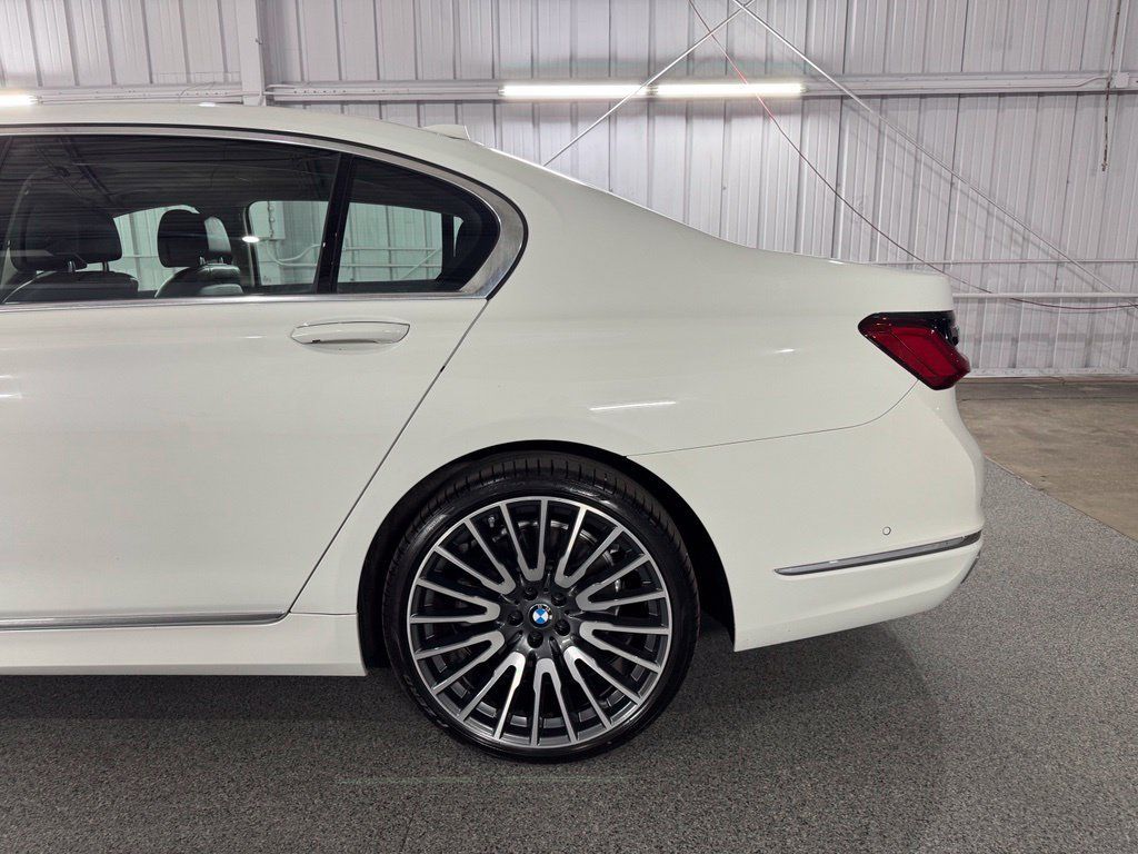Used 2022 BMW 745e xDrive AWD/4WD image 14