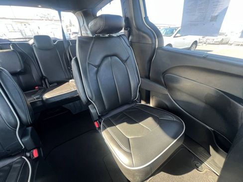 Used 2025 Chrysler Pacifica Limited image 35