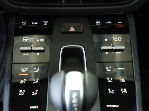 Certified 2025 Porsche Macan AWD/4WD image 21