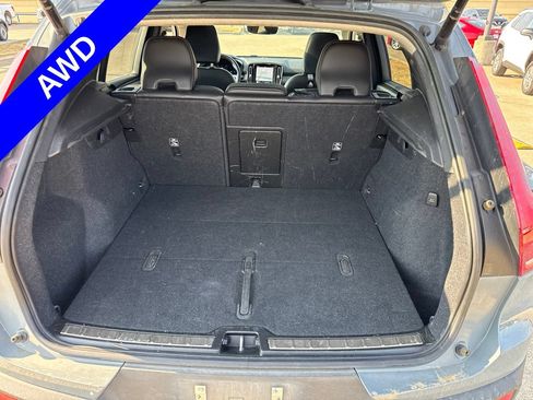 Used 2023 Volvo XC40 B5 Plus AWD/4WD image 10